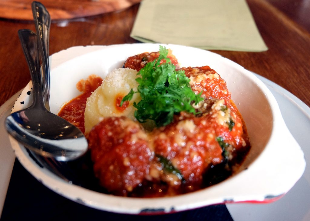 Pastabites dines at Radici