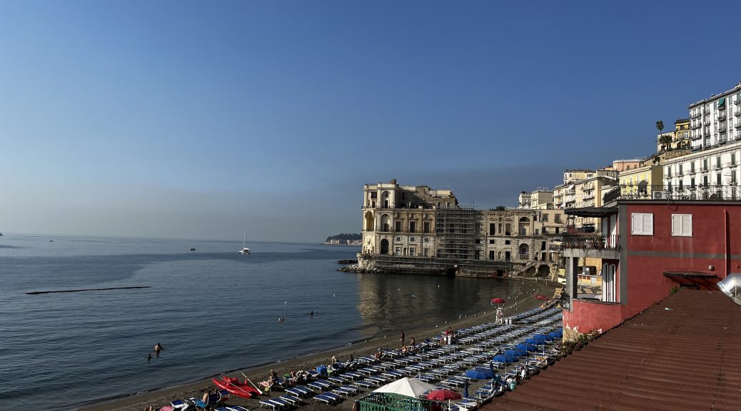 A beach in Naples, for a day out with kids